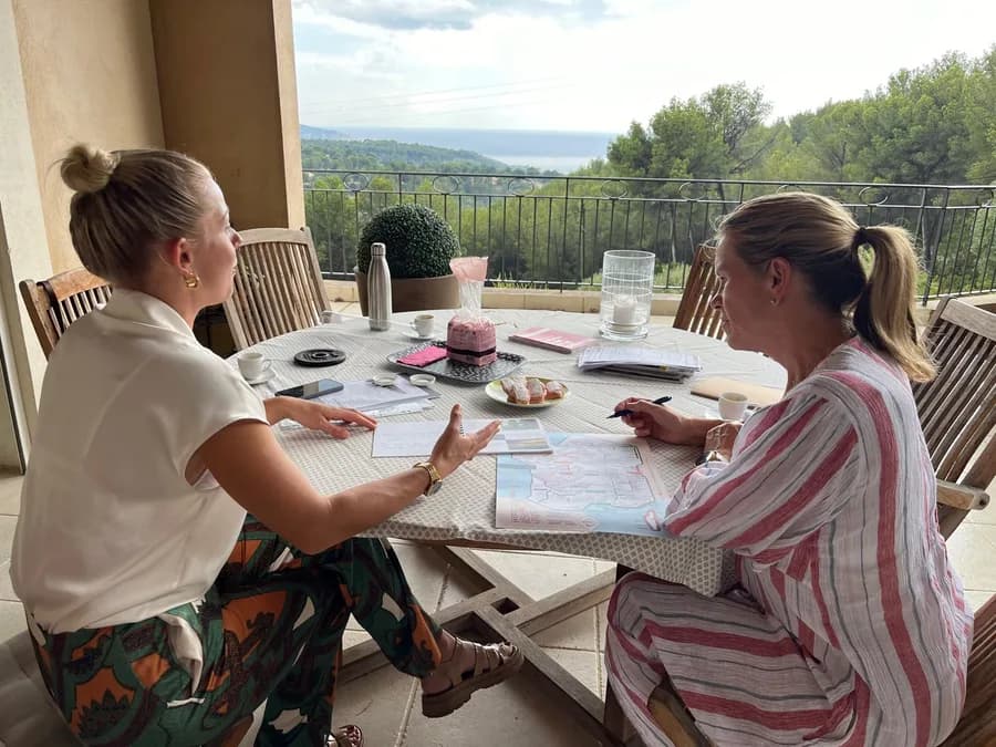 Préparation d’une dégustation sur une terrasse en Provence