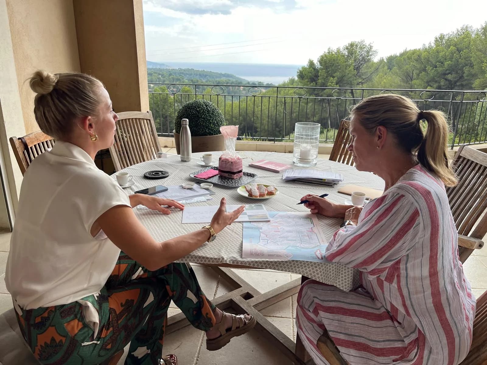 Préparation d’une dégustation sur une terrasse en Provence