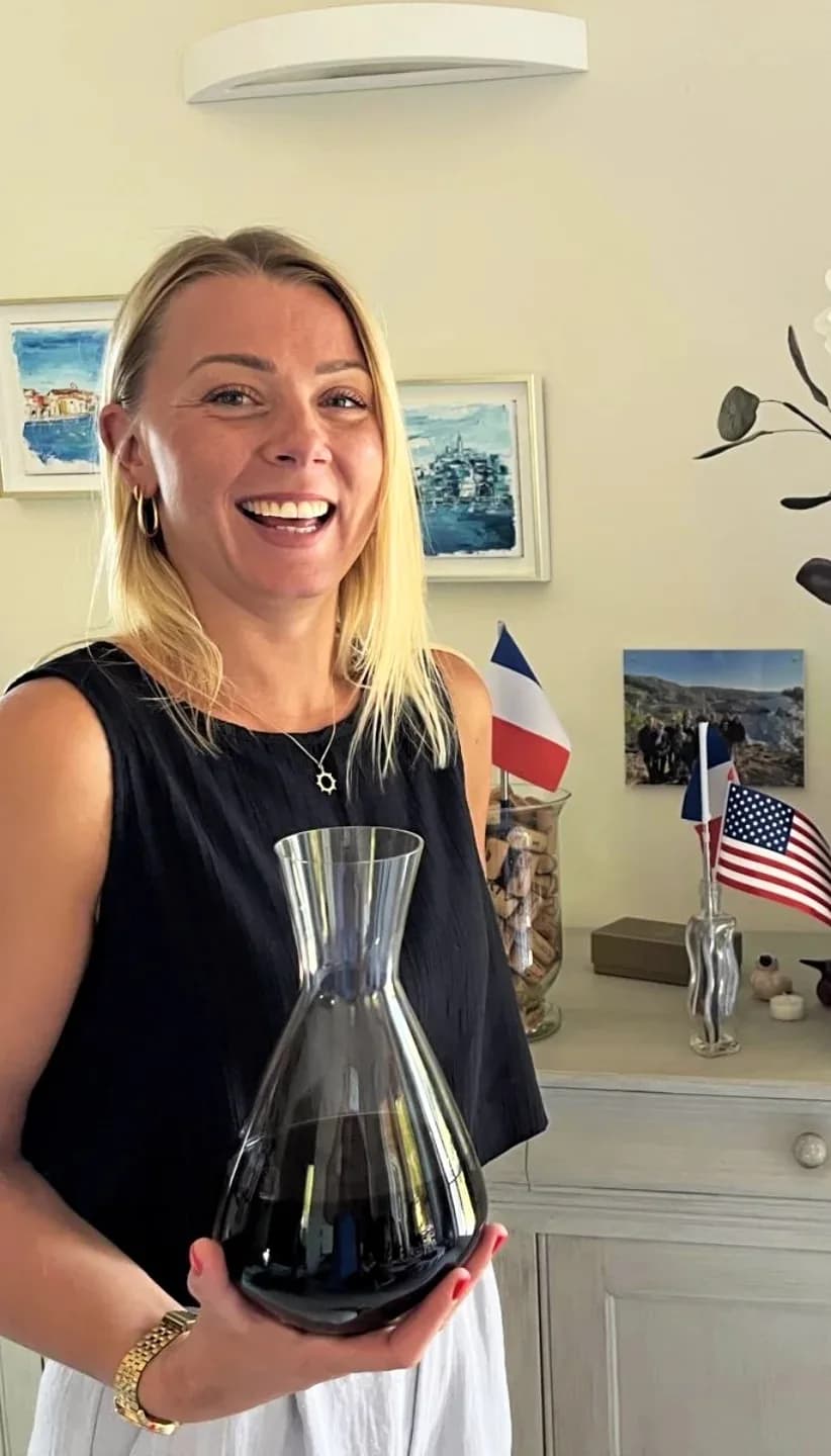 Marie Laurentier, sommelière, avec une carafe de vin
